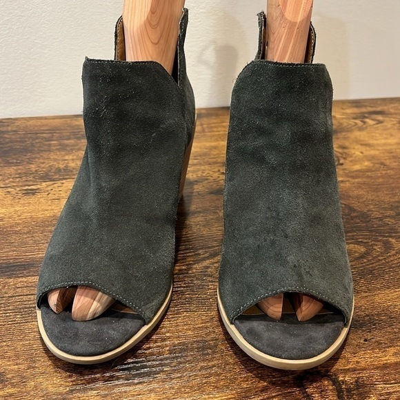 Susina Carina Grey Suede Stacked Heel Booties sandals  size 7.5 women - Picture 5 of 9